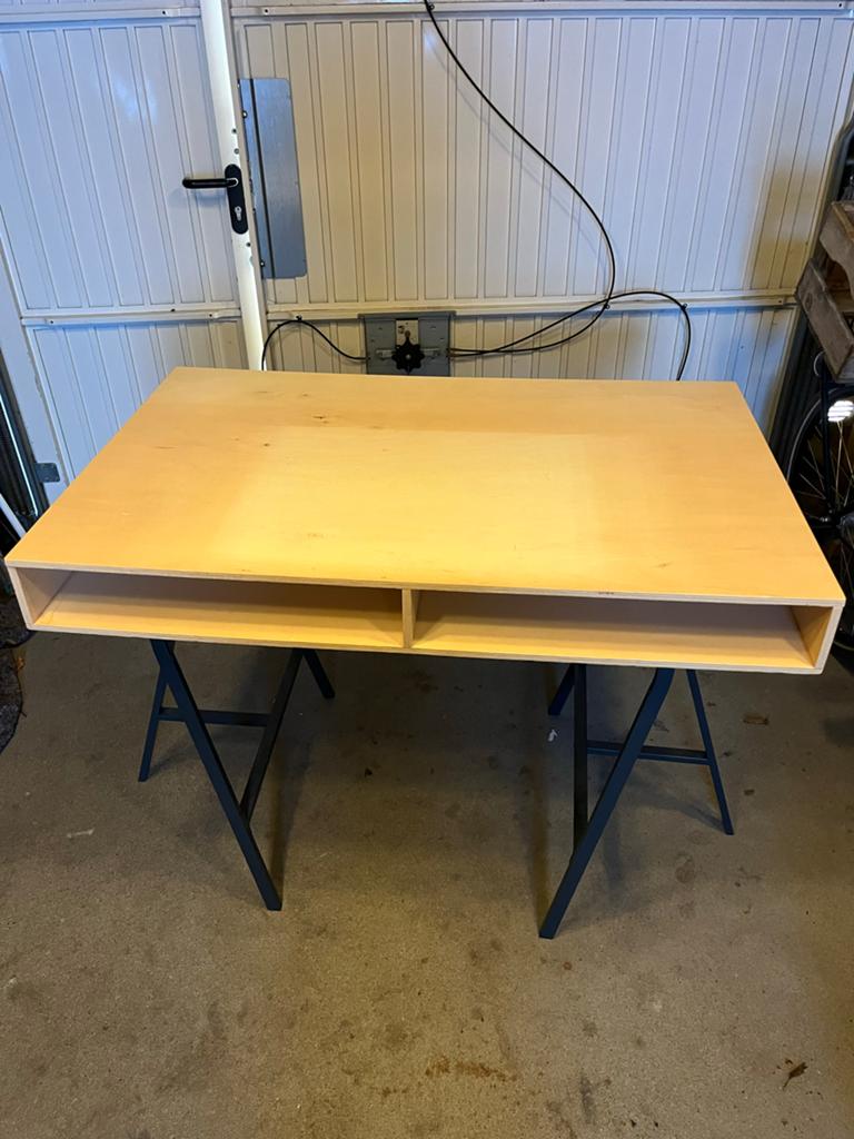 Houten kinderbureau met ijzeren schragen, Demontabel, Gebruikt, Hout, Kinderbureau