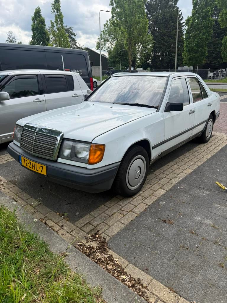 Mercedes-Benz 200-Serie 2.3 230 E 1986 belastingvrij, Auto's, Mercedes-Benz, 4 cilinders, 635 kg, Overige kleuren, Handgeschakeld