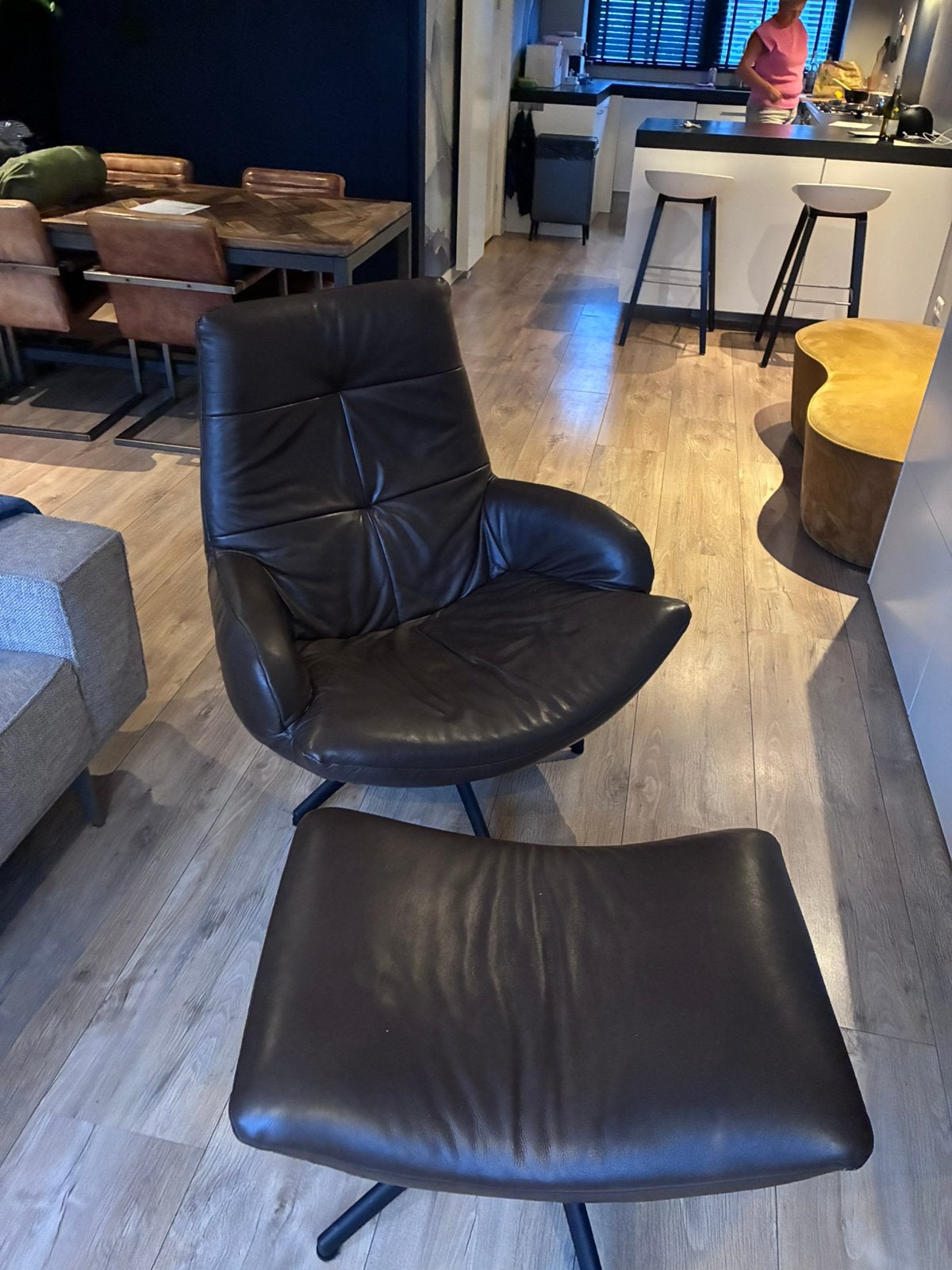 Mooie leren draai fauteuil met poef, Ophalen