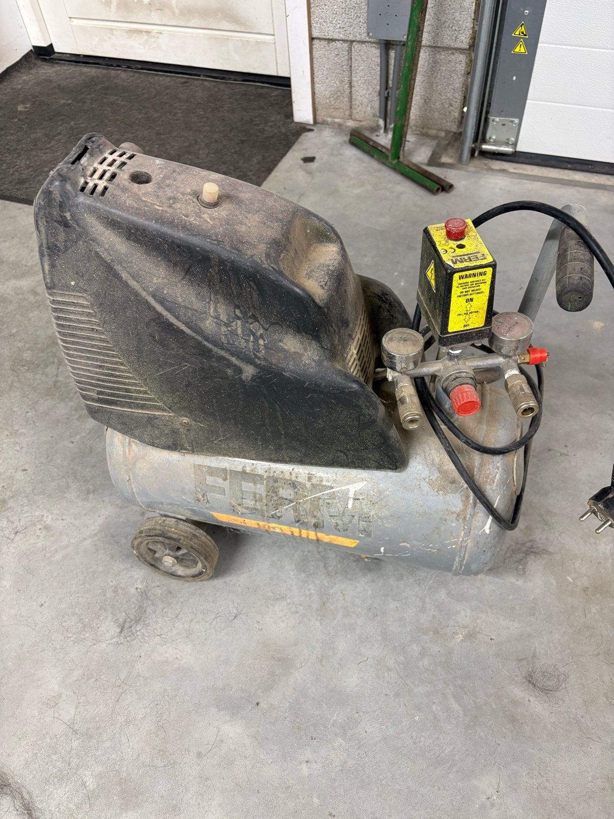 Ferm CRM1042 Compressor met lek ventiel, Ophalen, Gebruikt, 10 bar of meer, Minder dan 200 liter/min