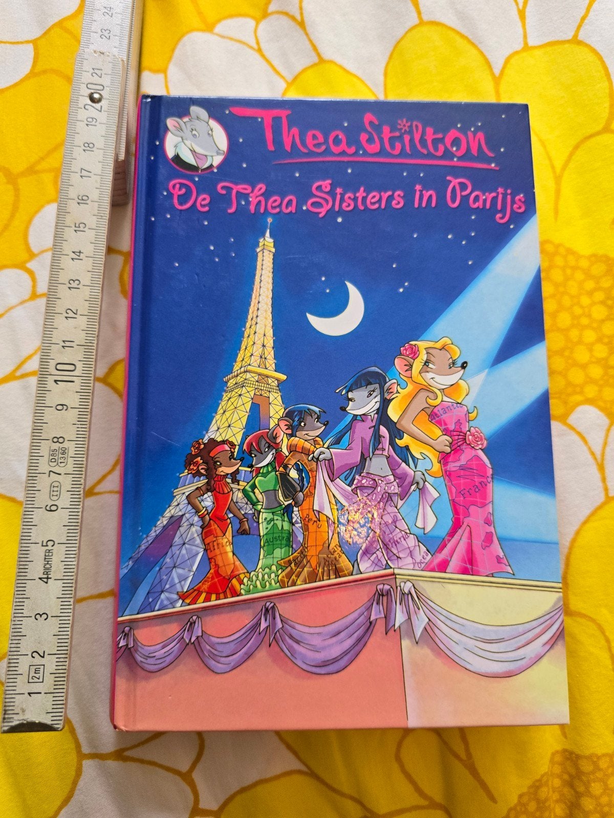 Thea Stilton - De Thea Sisters in Parijs, Boeken, Ophalen of Verzenden, Zo goed als nieuw, Thea Stilton, Fictie algemeen