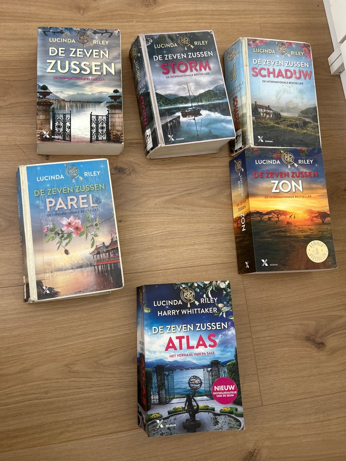 De Zeven Zussen serie - Lucinda Riley (6 boeken uit 8), Boeken, Ophalen of Verzenden, Gelezen, Nederland