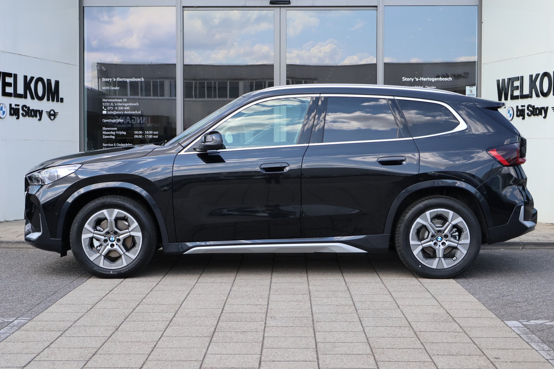BMW iX1 eDrive20 xLine / Comfort Access / Achteruitrijcamera, Auto's, Dealer onderhouden, Zwart, Zwart, Leder