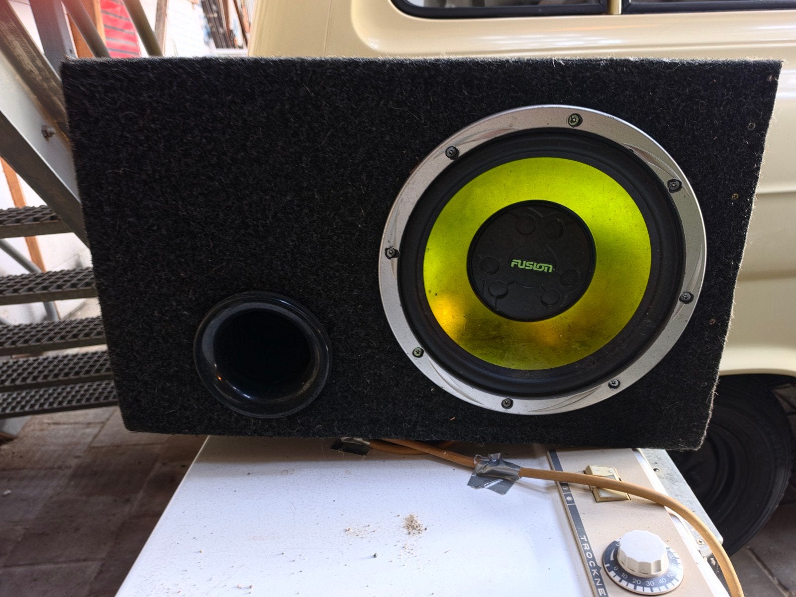 Fusion Subwoofer in behuizing, Auto diversen, Ophalen of Verzenden, Gebruikt