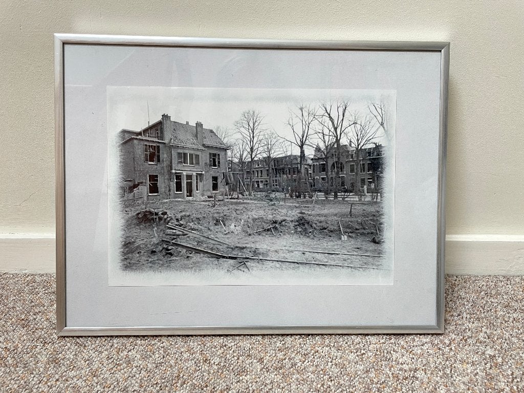 Ingelijste oude foto Sint Annastraat Nijmegen huizen, Foto, Ophalen of Verzenden, Zo goed als nieuw, Gebouw