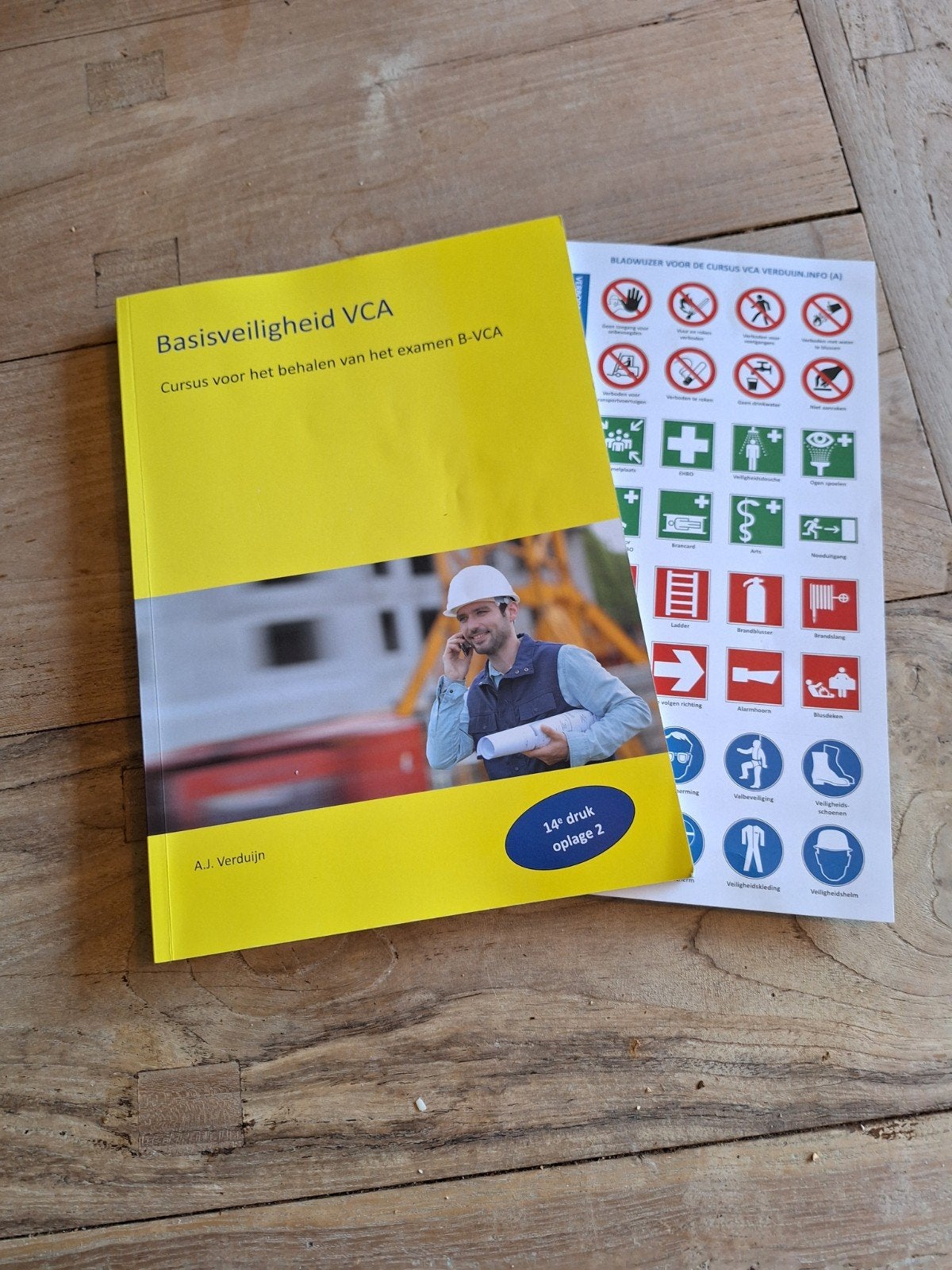 Basisveiligheid VCA Cursusboek - 14e druk, Ophalen of Verzenden, Zo goed als nieuw, MBO, A.J. Verduijn