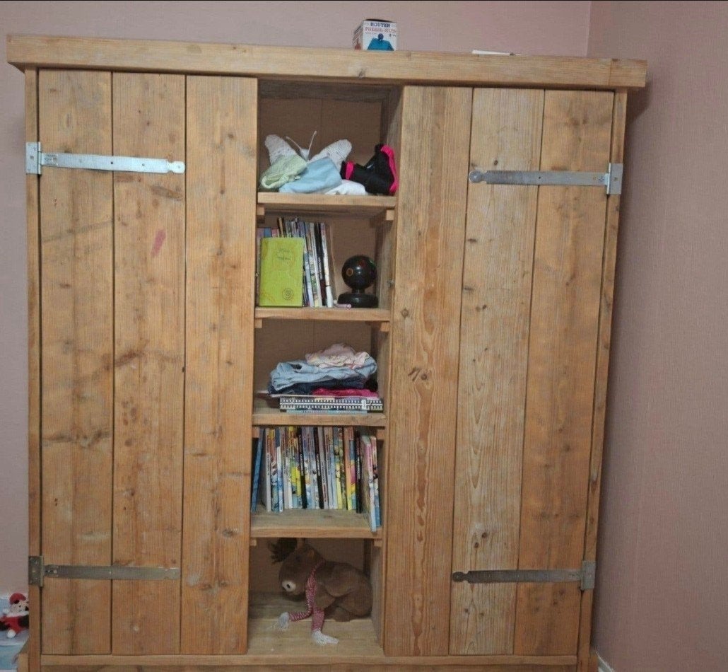 GRATIS robuuste houten kledingkast met planken en hangruimte, Ophalen, Met deur(en), Gebruikt, 100 tot 150 cm