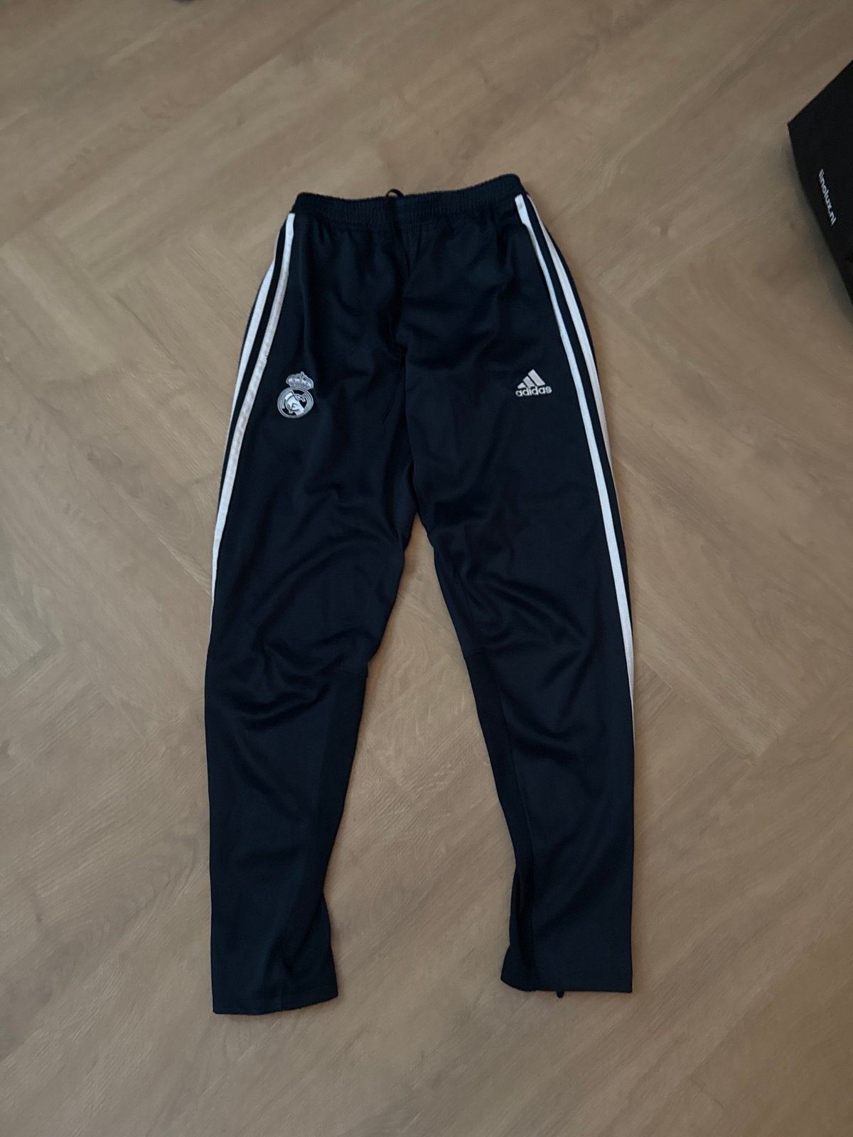Adidas Real Madrid Trainingsbroek Maat S, Sport en Fitness, Voetbal, Maat S, Ophalen of Verzenden, Zo goed als nieuw, Broek