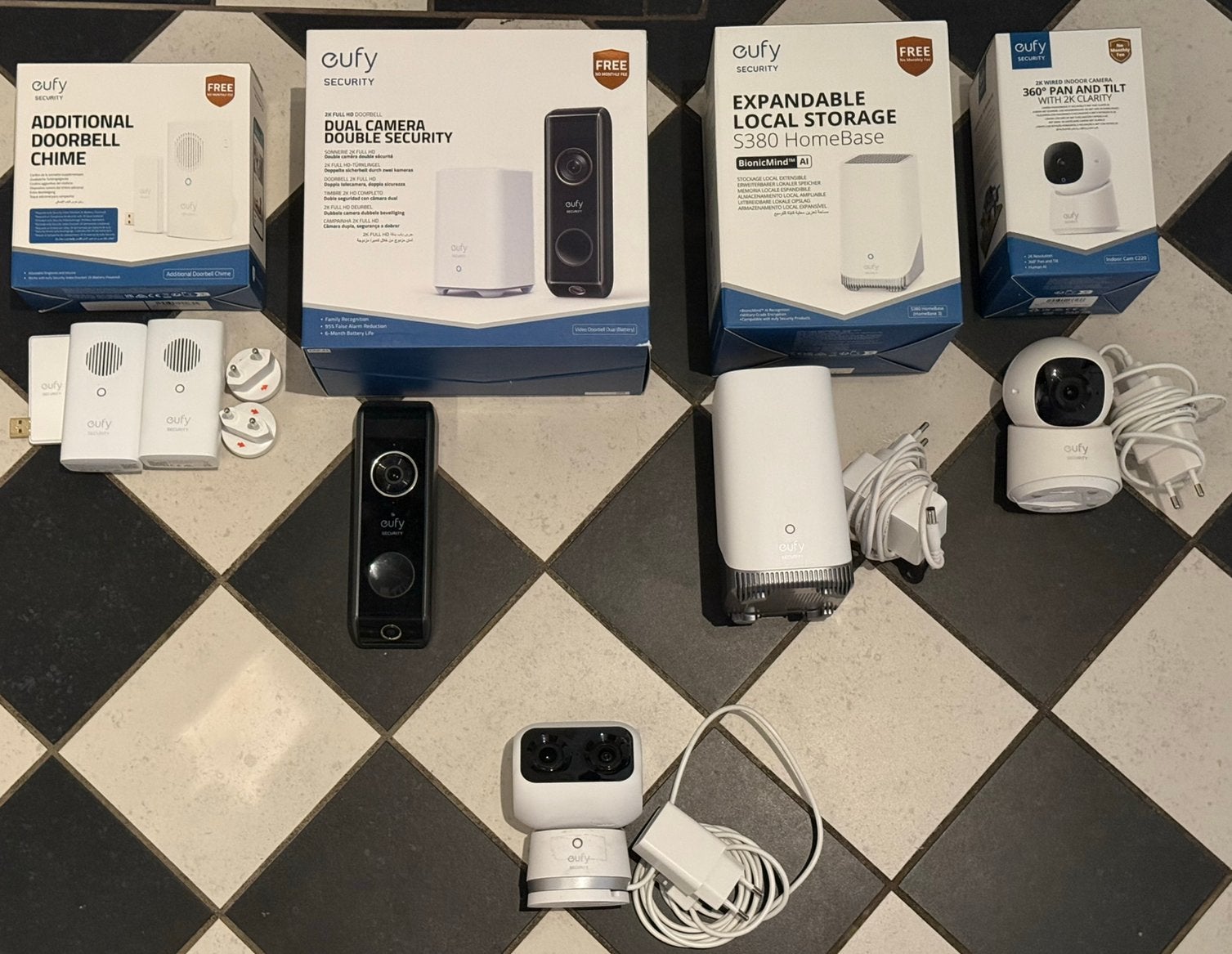 Complete Eufy set (3x (deur)camera, Homebase en deurbellen), Ophalen, Zo goed als nieuw
