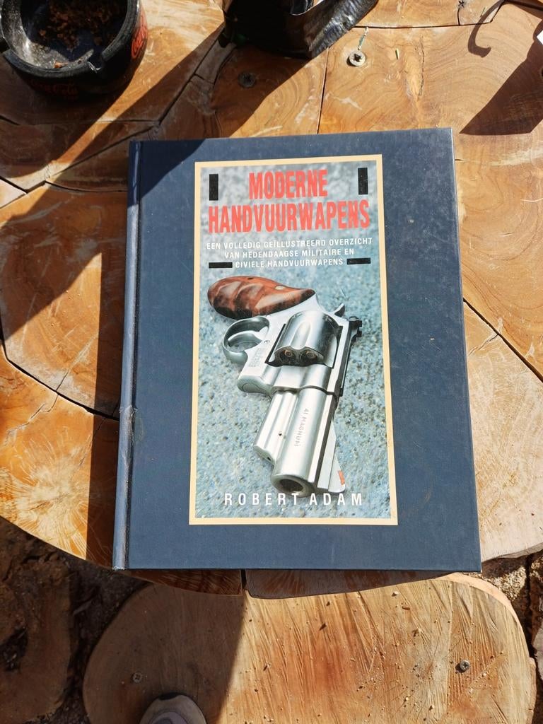 Moderne Handvuurwapens - Geïllustreerd Overzicht, Boeken, Ophalen, Robert Adam, Zo goed als nieuw, 1945 tot heden