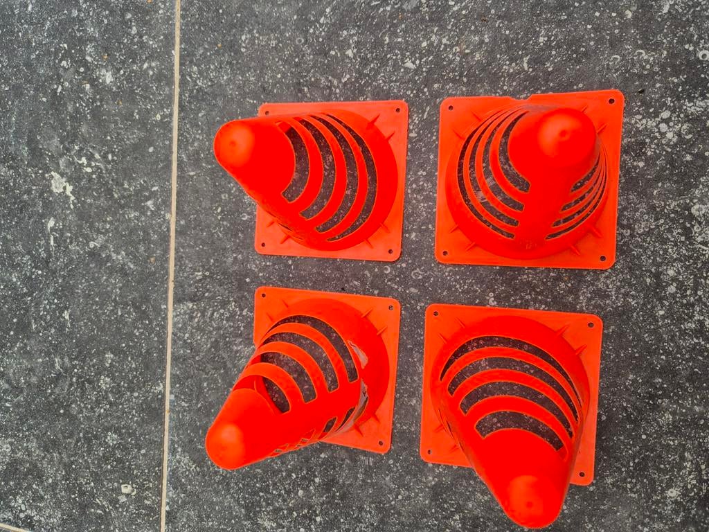 4x Oranje verkeerskegels / pionnen, Ophalen of Verzenden, Gebruikt