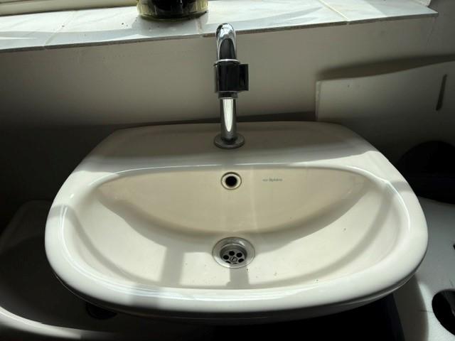 2 stuks wasbakjes WC met kraan, Doe-het-zelf en Verbouw, Sanitair, Ophalen, Gebruikt, Chroom, Toilet