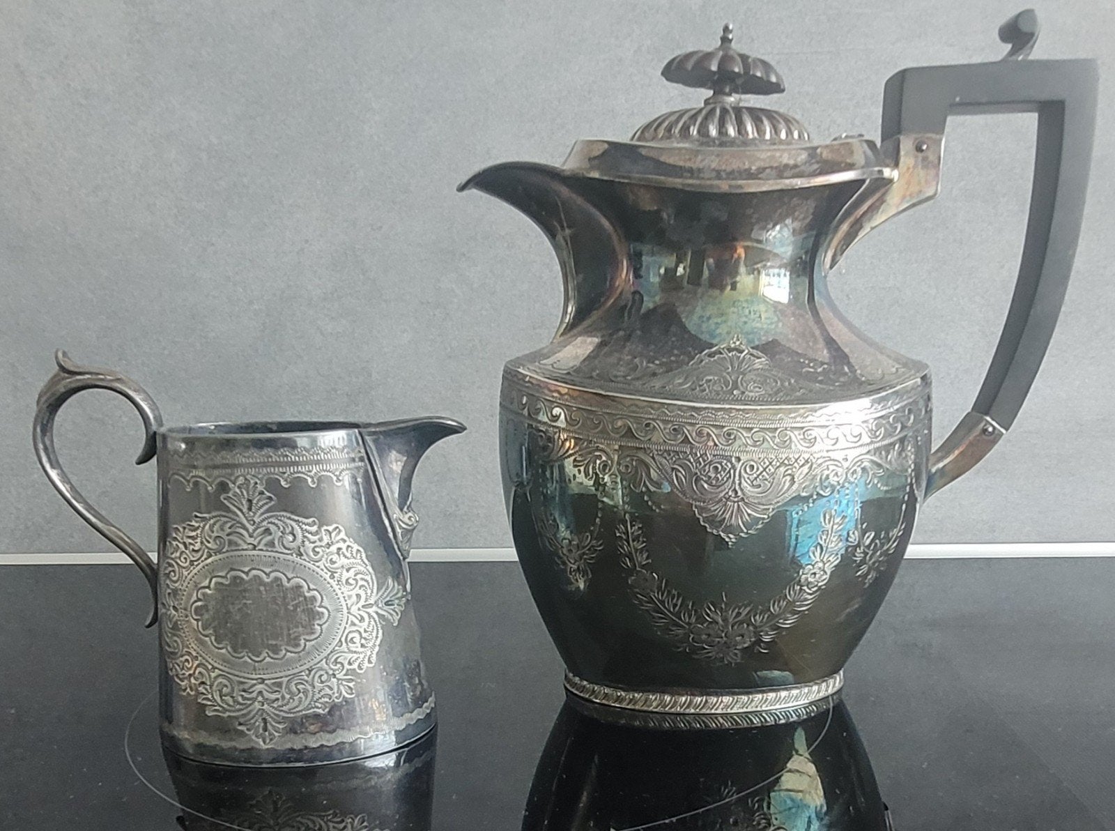 Antieke verzilverde koffie- en melkkan met sierlijke gravure, Ophalen of Verzenden