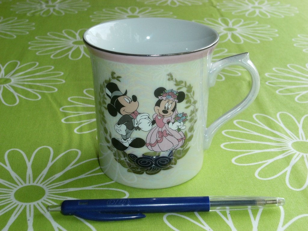 Parelmoeren mok Huwelijk Mickey en Minnie Mouse Disneyland, Ophalen of Verzenden, Mickey Mouse, Zo goed als nieuw, Overige typen