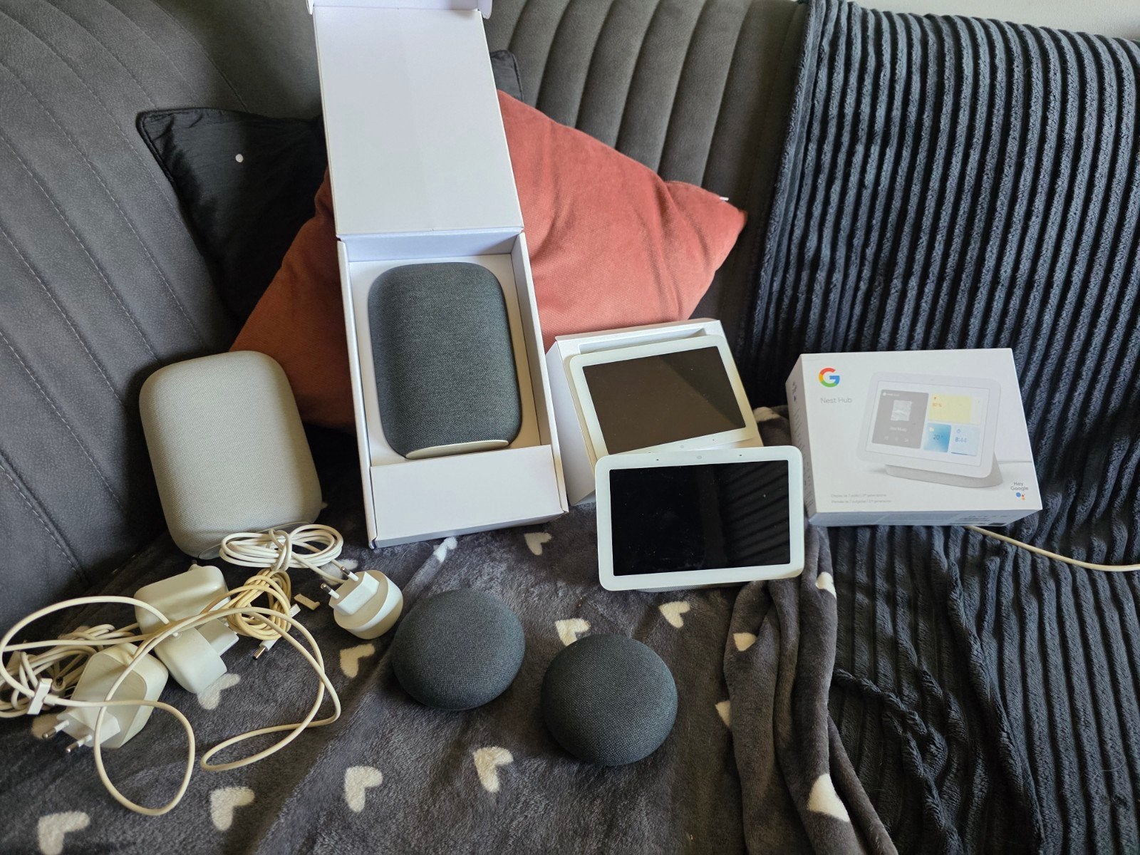 Google Nest Set: 2 Hubs, 2 Audio & 2 Mini Speakers