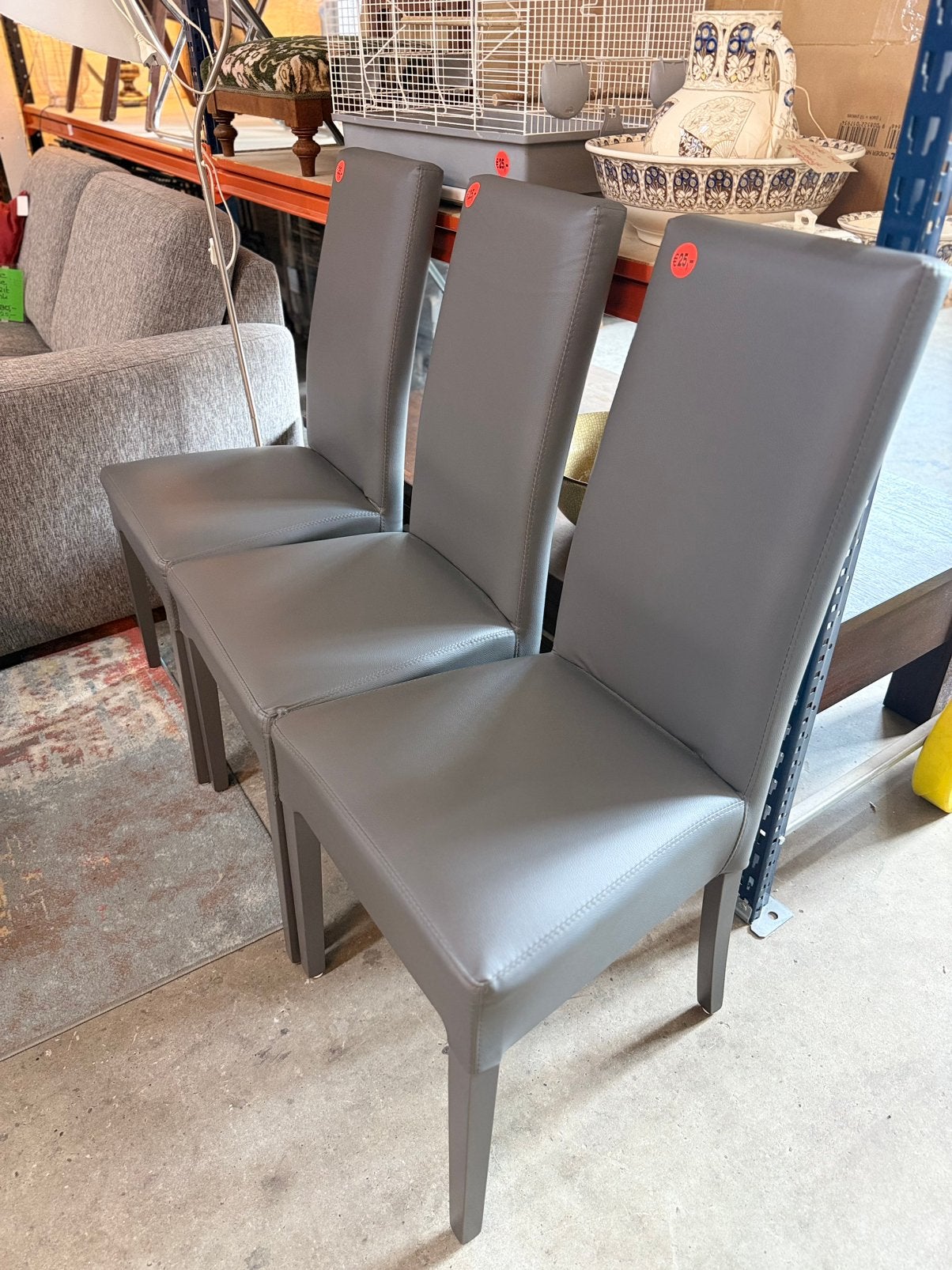 3 grijze eetkamerstoelen kunstleer, Huis en Inrichting, Ophalen, Zo goed als nieuw, Grijs