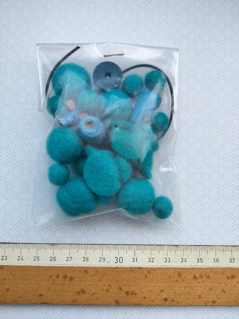 Mix van vilten  en onderdelen, turquoise tinten, Ophalen, Zo goed als nieuw, Kraal