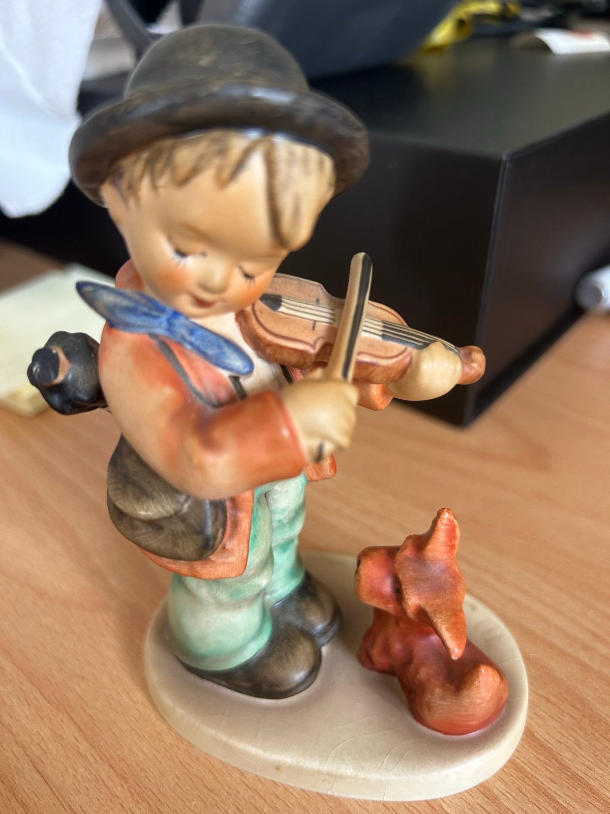 Goebel Hummel Beeldje nummer 1 Jongen met Viool en Hondje, Ophalen of Verzenden, Gebruikt