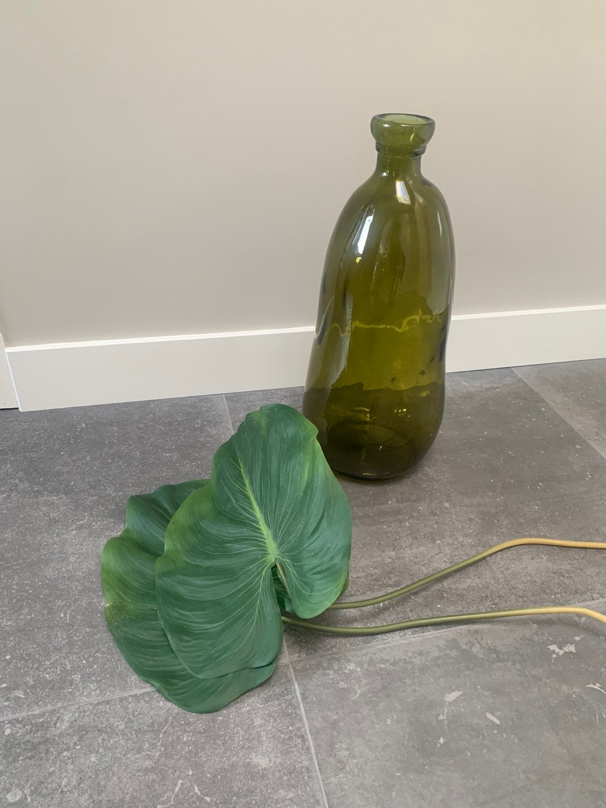 Groene fles/vaas met kunst tak/blad, Huis en Inrichting, Ophalen, 50 cm, Groen, Glas