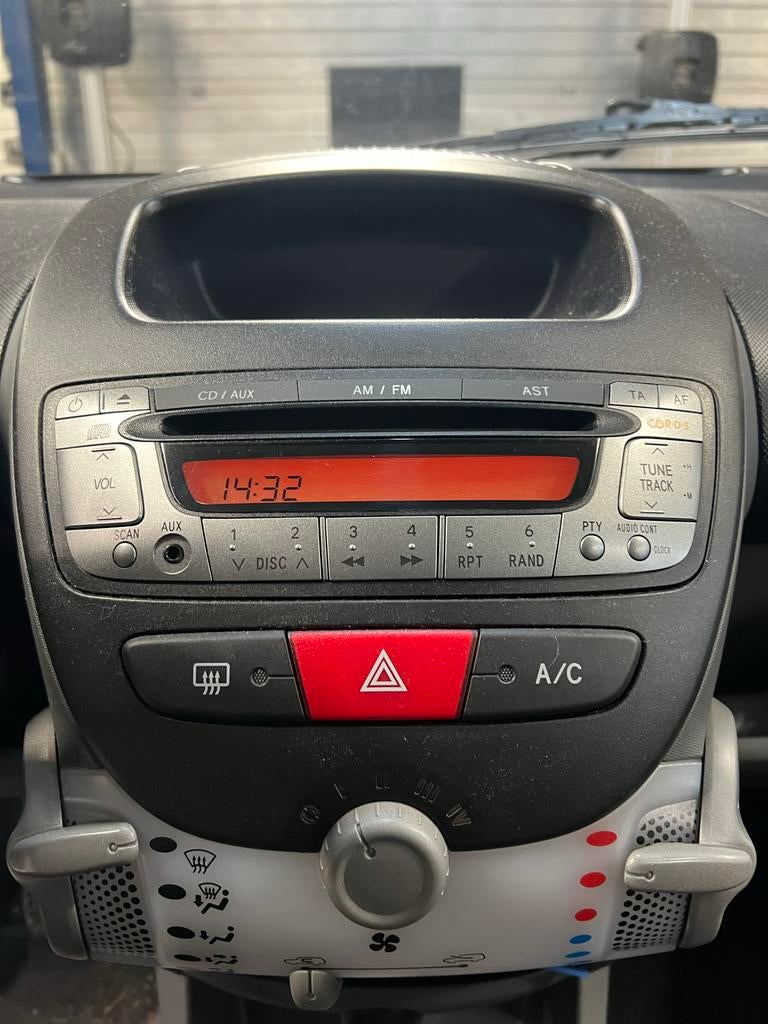 Originele Toyota Aygo Radio CD Speler met AUX, Ophalen of Verzenden, Gebruikt