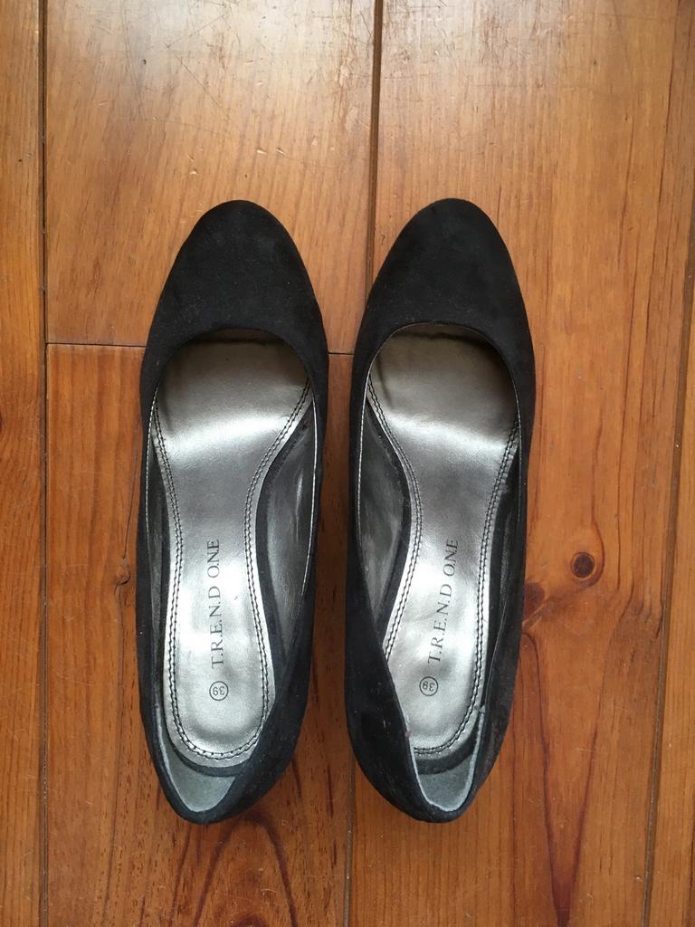 Donkerblauwe suède schoenen maat 39, Ophalen of Verzenden, Zo goed als nieuw, Blauw, Sneakers of Gympen