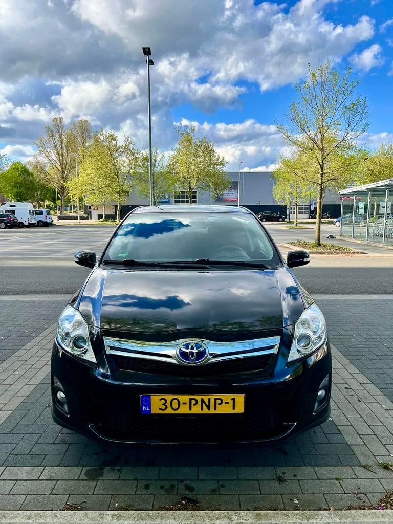 Toyota Auris 1.8 Full Hybrid 5DR CVT 2011 Zwart, Auto's, 4 cilinders, Zwart, Origineel Nederlands, 75 €/maand