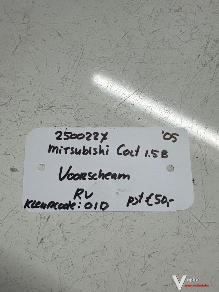 Mitsubishi Colt 1.5B kleurcode: 01D  2005 2500227 Voorscherm