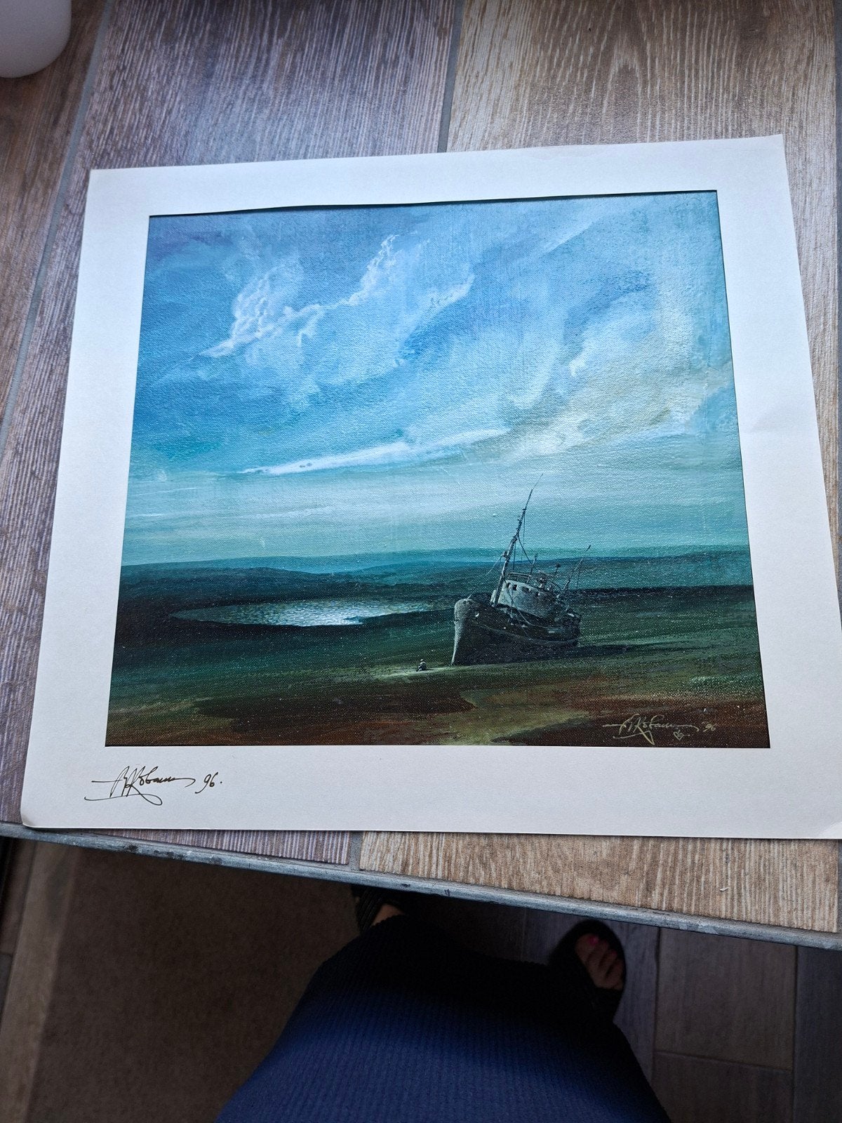Schilderij gestrand schip - gesigneerd en gedateerd, Maritiem / water, Doek, Realistisch, Ophalen of Verzenden