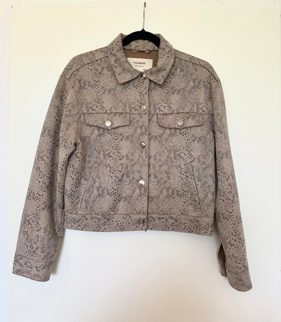 Pull & Bear suedine slangenprint jasje • beige • maat s •, Maat 38/40 (M), Beige, Ophalen of Verzenden, Zo goed als nieuw