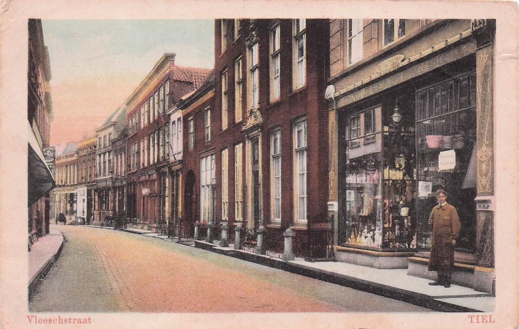 Tiel - Vleeschstraat met winkelier (1923), Ophalen of Verzenden, 1920 tot 1940, Gelopen, Gelderland