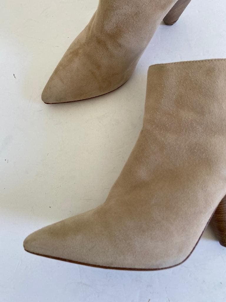 K175 Twinset mt. 39 suede leren lage laarsjes beige leer hak, Kleding | Dames, Twinset, Beige, Ophalen of Verzenden, Zo goed als nieuw