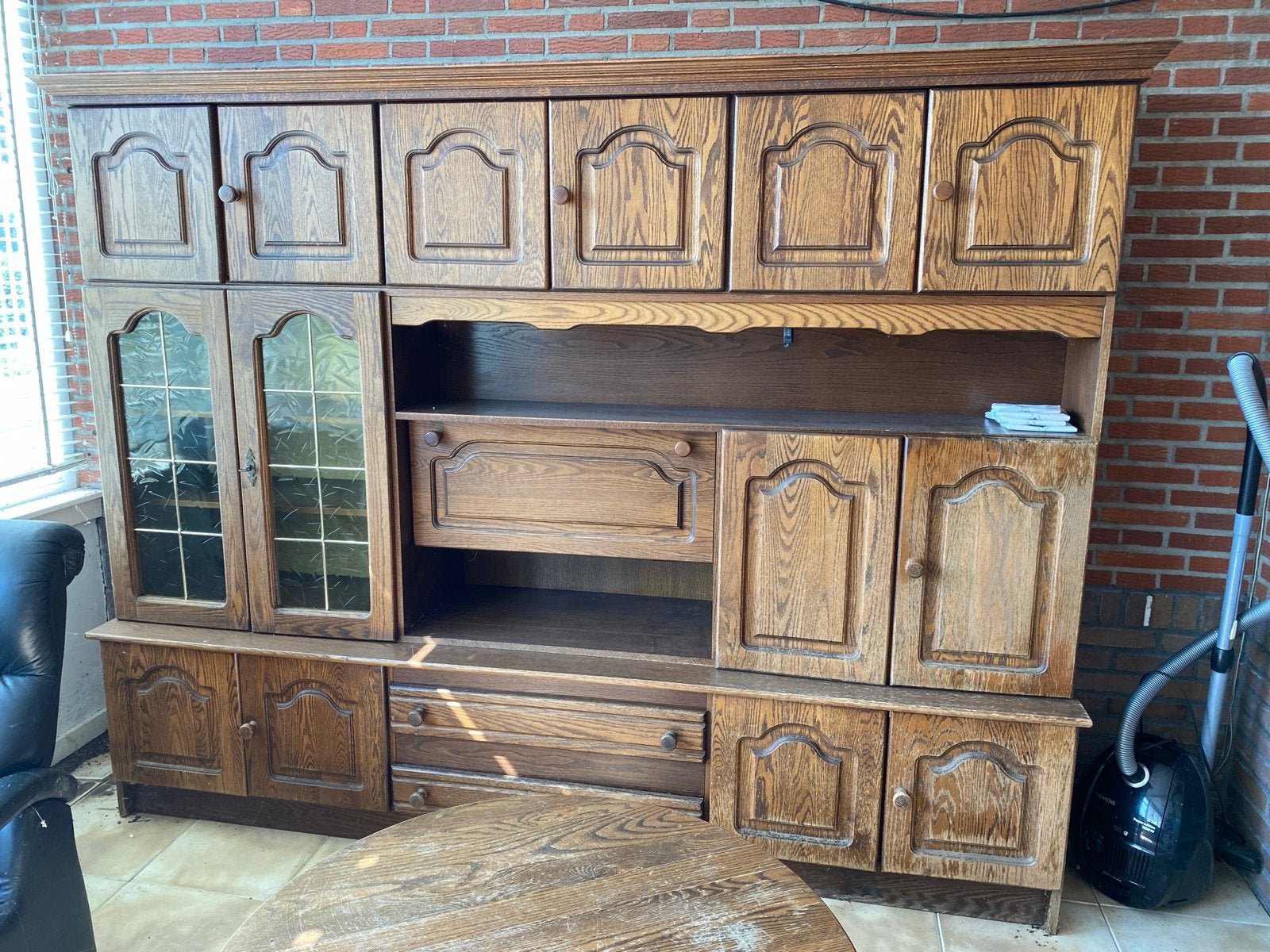 Eikenhouten wandmeubel met vitrine en secretaire, Ophalen