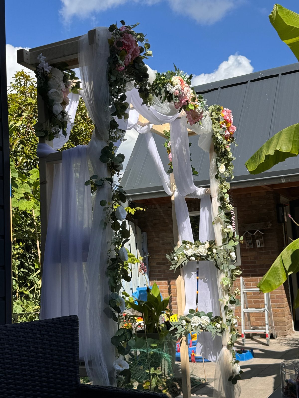 Prachtige Bruiloftsboog met Kunstbloemen en Stoffen, Ophalen, Zo goed als nieuw, Versiering, Geboorte of Huwelijk