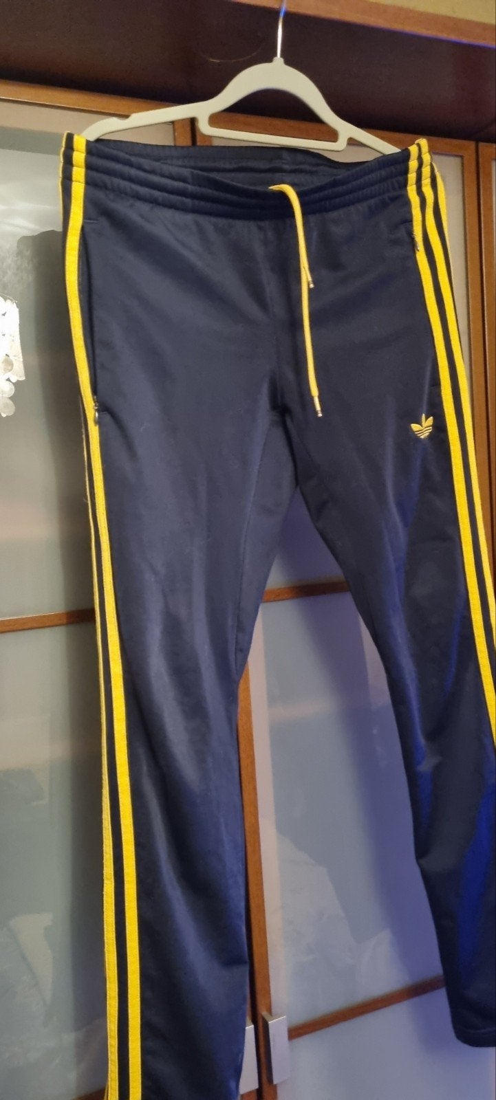 Adidas trainingsbroek XS - Donkerblauw met gele strepen, Ophalen of Verzenden, Fitness of Aerobics, Maat 34 (XS) of kleiner, Gedragen
