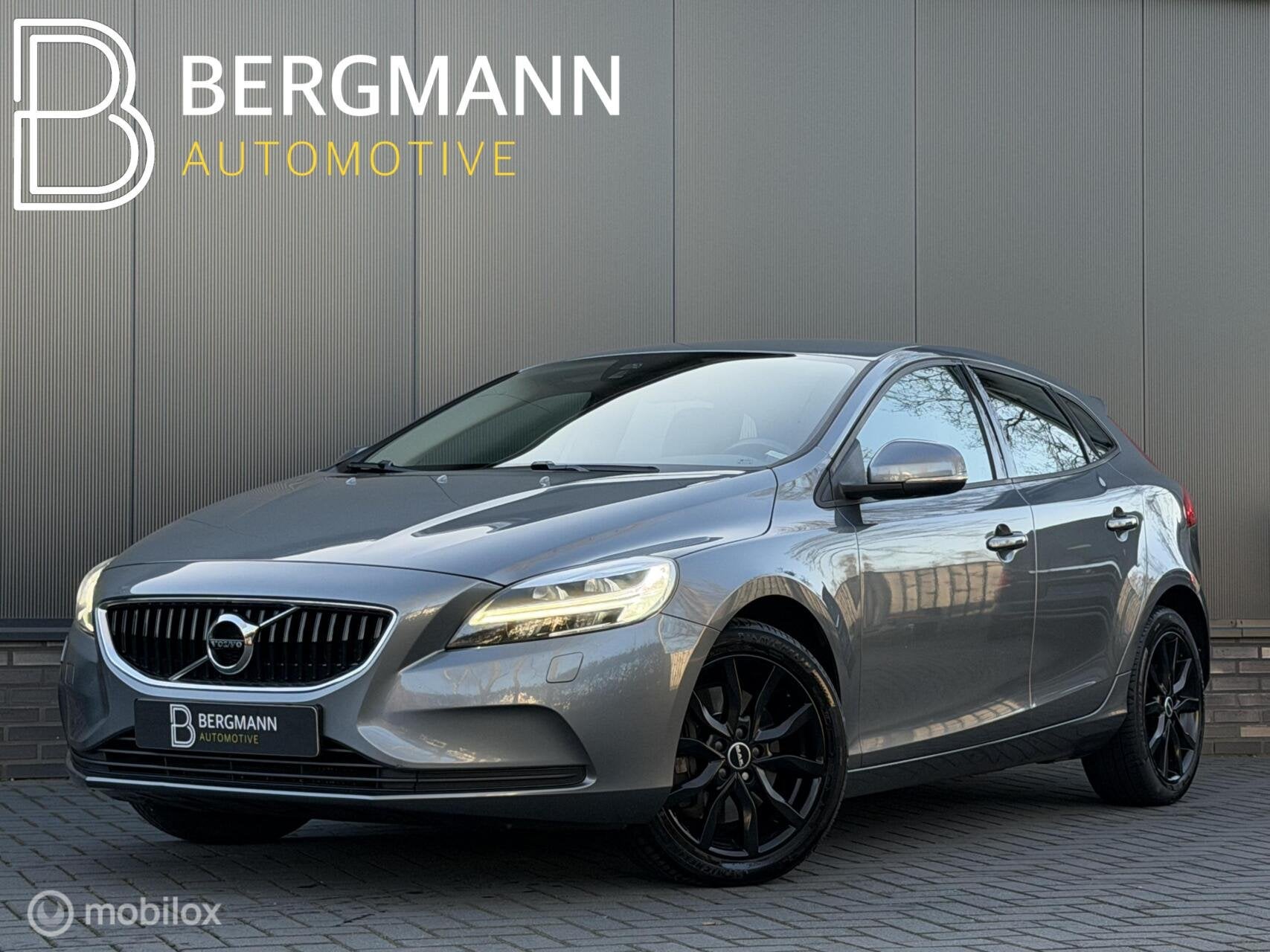Volvo V40 1.5 T3 Nordic+|cruise|navi|trekhaak|LED|stoelverw., Auto's, Volvo, 4 cilinders, Leder en Stof, Bedrijf, Parkeerassistent