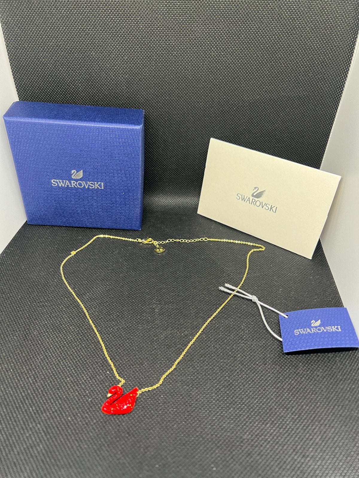 Nieuwe Swarovski ketting met rode zwaan hanger, Nieuw, Ophalen of Verzenden, Rood, Overige materialen