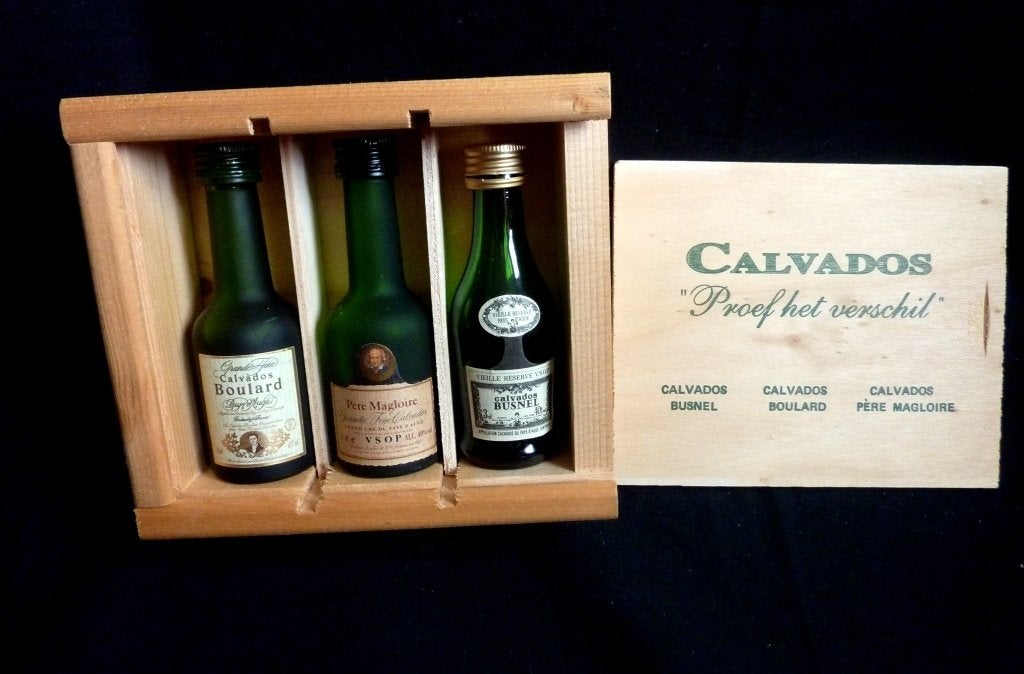 3 x Miniatuur flesje CALVADOS in houten kistje € 10,-, Verzamelen, Verzenden, Zo goed als nieuw