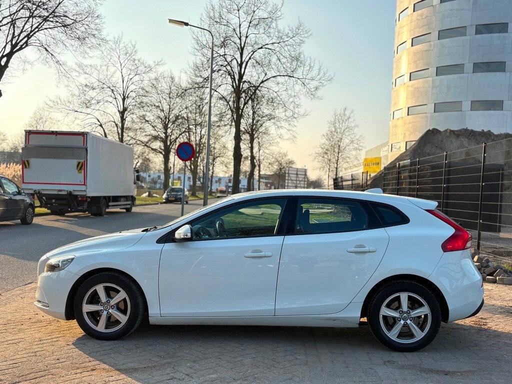 Volvo V40 1.6 D2 Kinetic Business|NAVI|PSENSOR|TREKHAAK|CRUI, Gebruikt, Euro 6, 4 cilinders, Wit
