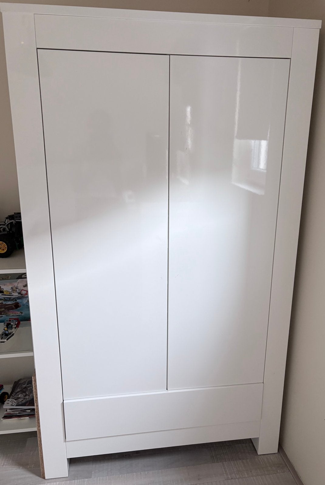 Witte hoogglans kledingkast + commode | complete set, Kinderen en Baby's, Ophalen, 50 tot 70 cm, 105 cm of meer, Opstaande rand
