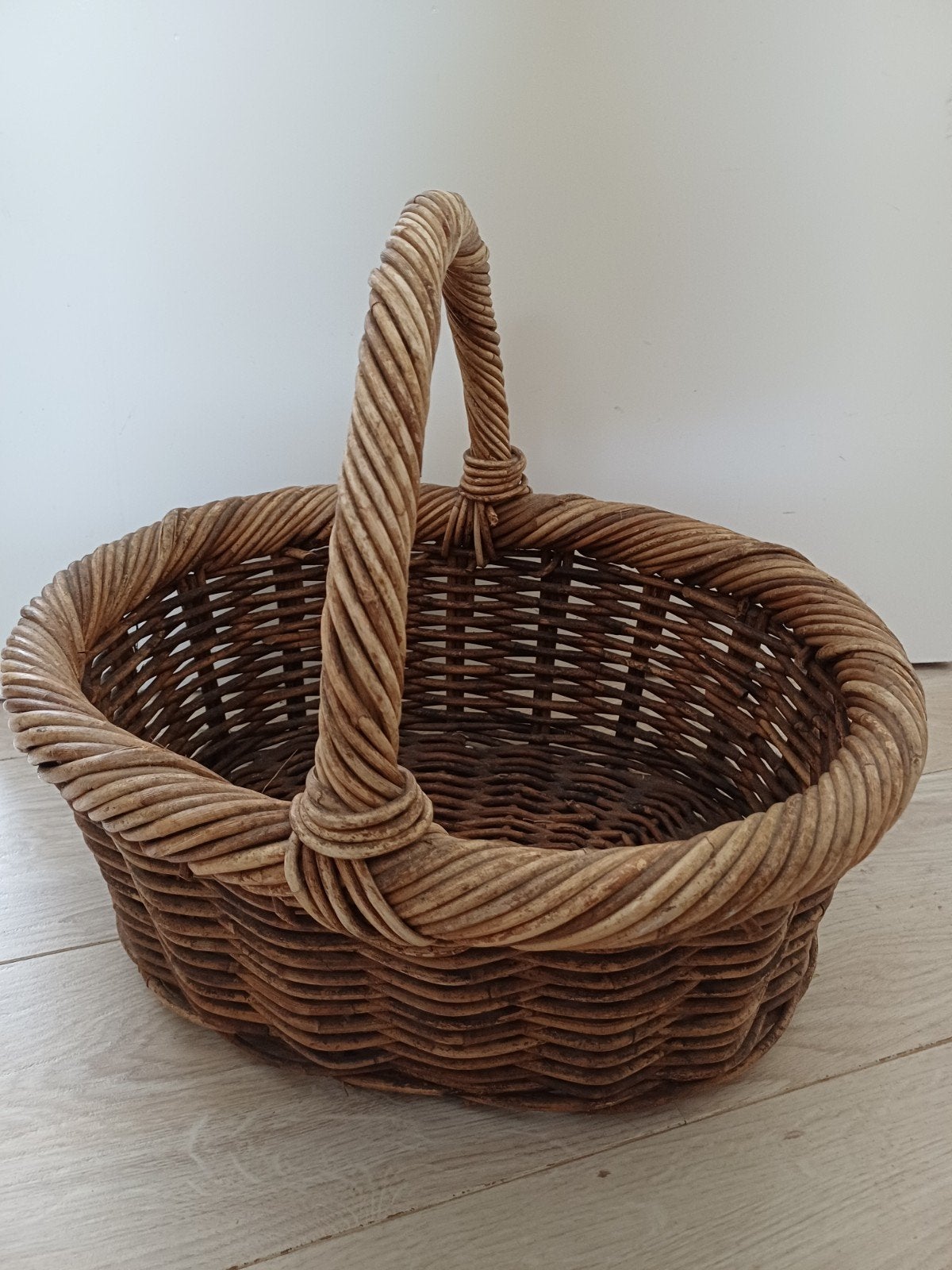 Stevige grote rieten mand, Huis en Inrichting, Woonaccessoires | Schalen en Manden, Ophalen, Zo goed als nieuw, Rond, Riet