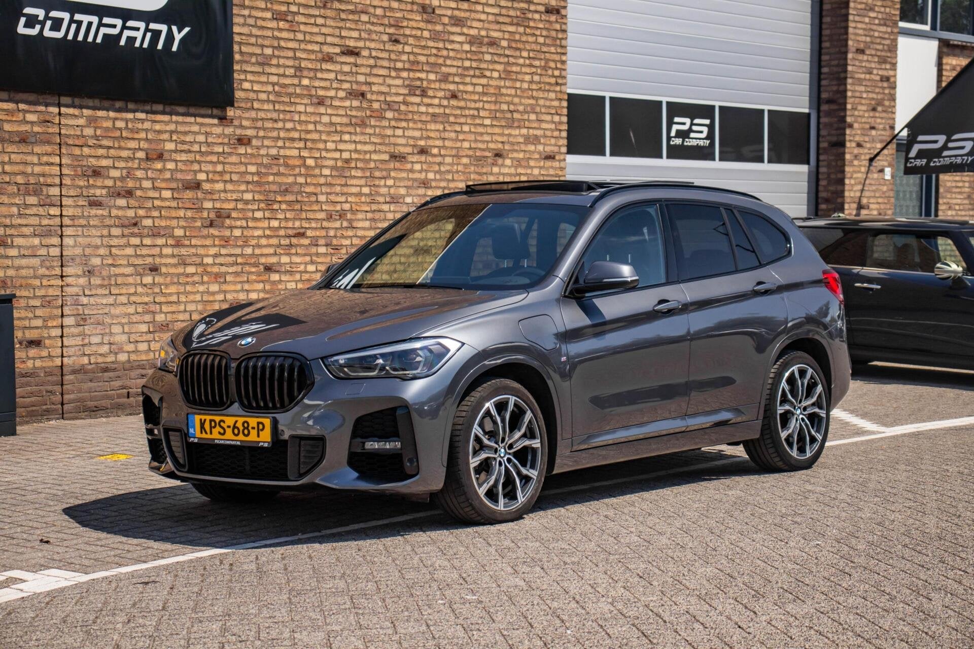 BMW X1 xDrive25e M-Sport, Pano, Leder, ACC, Carplay, H&K, Auto's, Gebruikt, Zwart, Met garantie (alle), Bedrijf