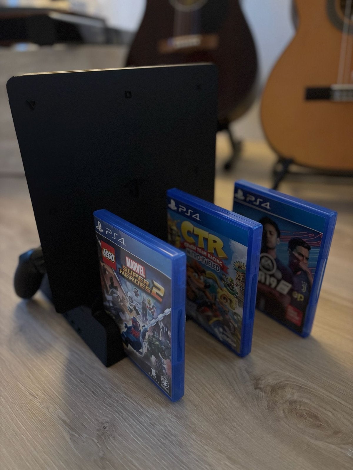 PS4 Slim met 2 controllers, laadstation, koeler en 3 games, Ophalen, Met games, Met 2 controllers, Zo goed als nieuw