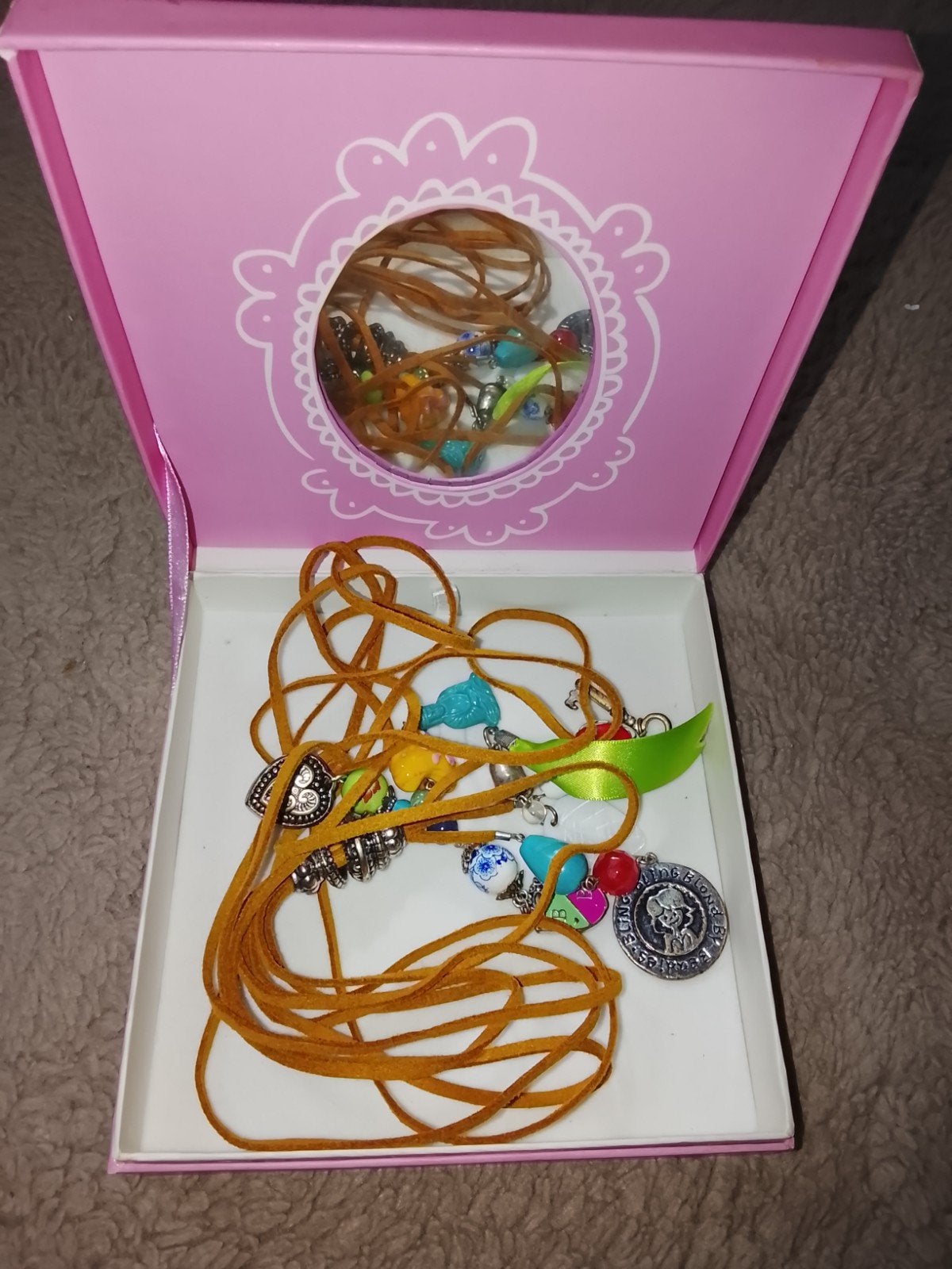 Blond Amsterdam ketting met bedeltjes, Gebruikt, Bruin, Ophalen of Verzenden, Overige materialen