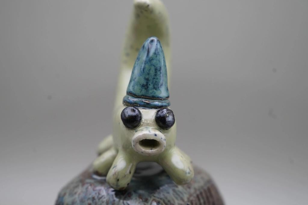 Keramisch fantasiebeeldje van dierfiguur met blauwe muts, Ophalen of Verzenden
