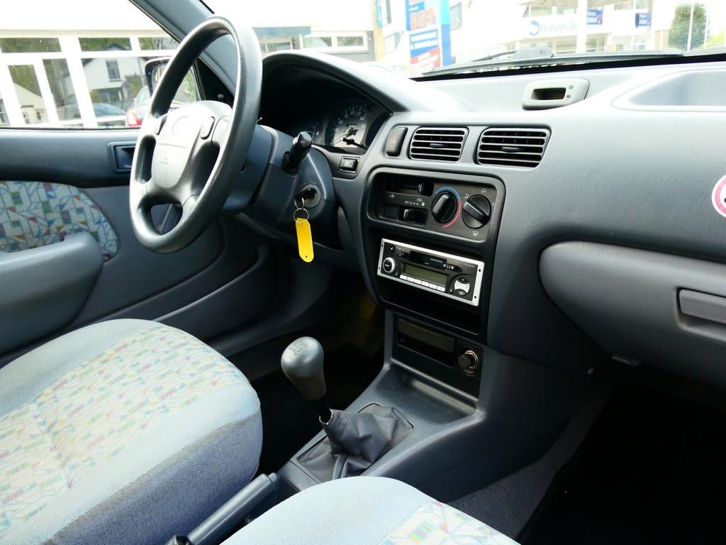 Toyota Starlet 1.3-16V Stuurbekrachtiging Trekhaak 167.000km, Stof, Gebruikt, 4 cilinders, Starlet