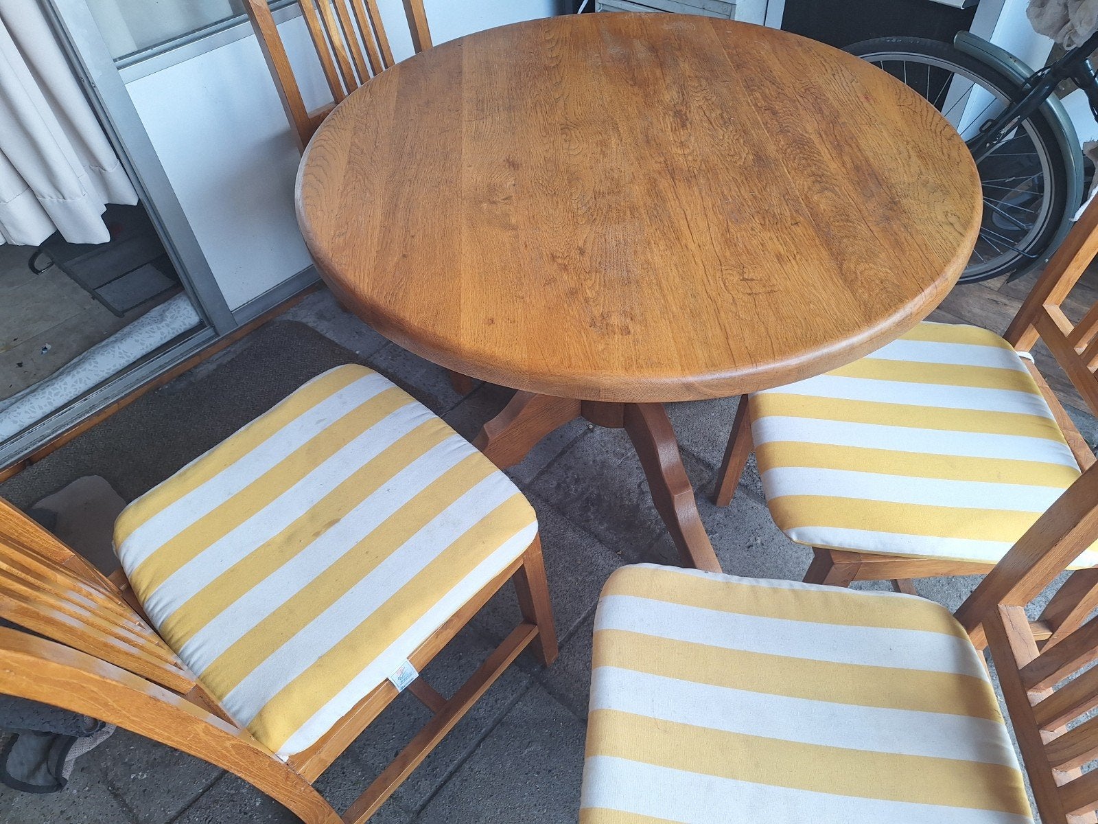 Ronde eettafel met 4 stoelen - massief eikenhout, Huis en Inrichting, Tafels | Eettafels, Gebruikt, Ophalen of Verzenden, 100 tot 150 cm