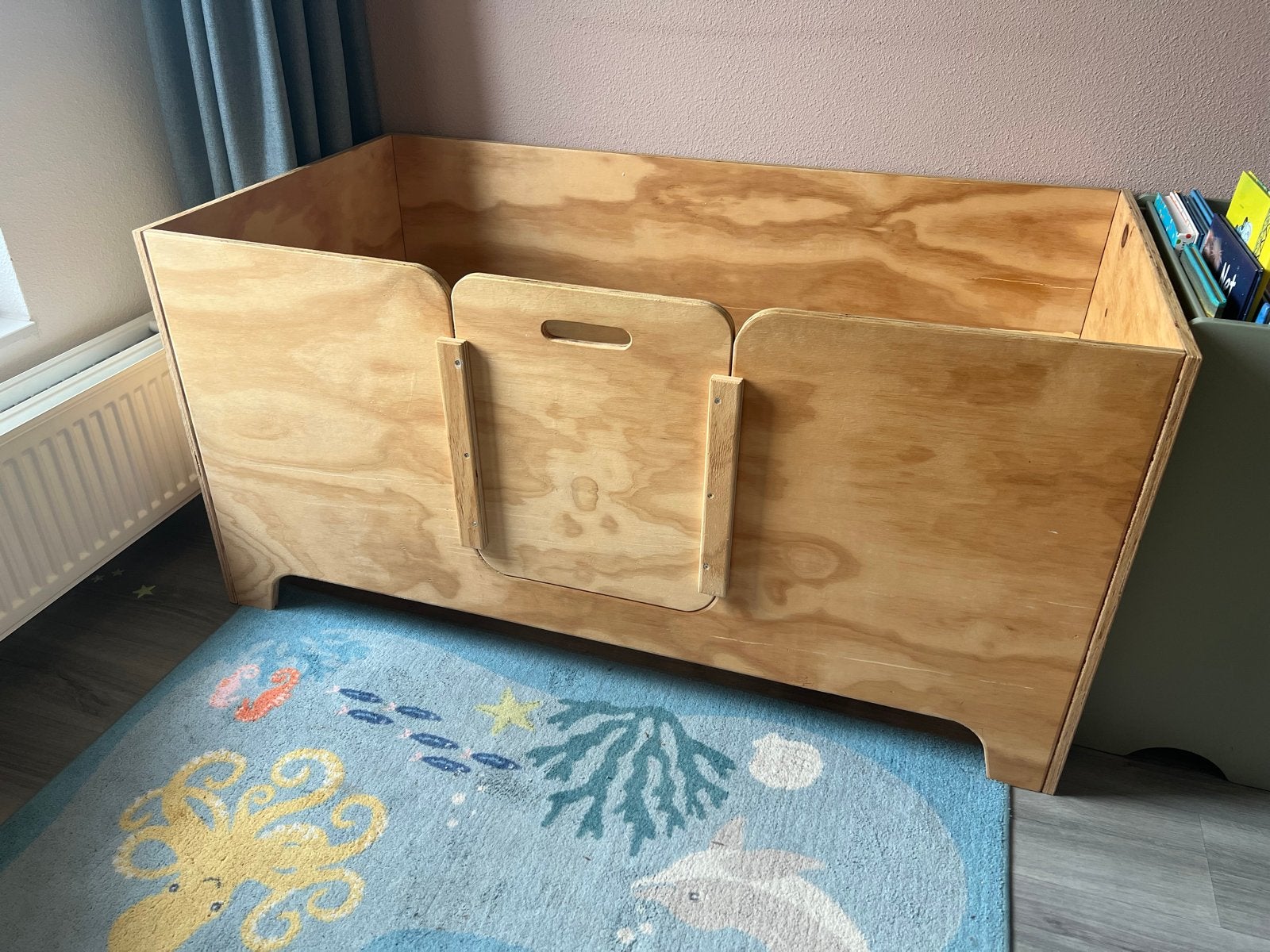Peuterbed van underlayment met handig deurtje 70x140cm, Kinderen en Baby's, Kinderkamer | Bedden, Gebruikt, 140 tot 160 cm, 70 tot 85 cm