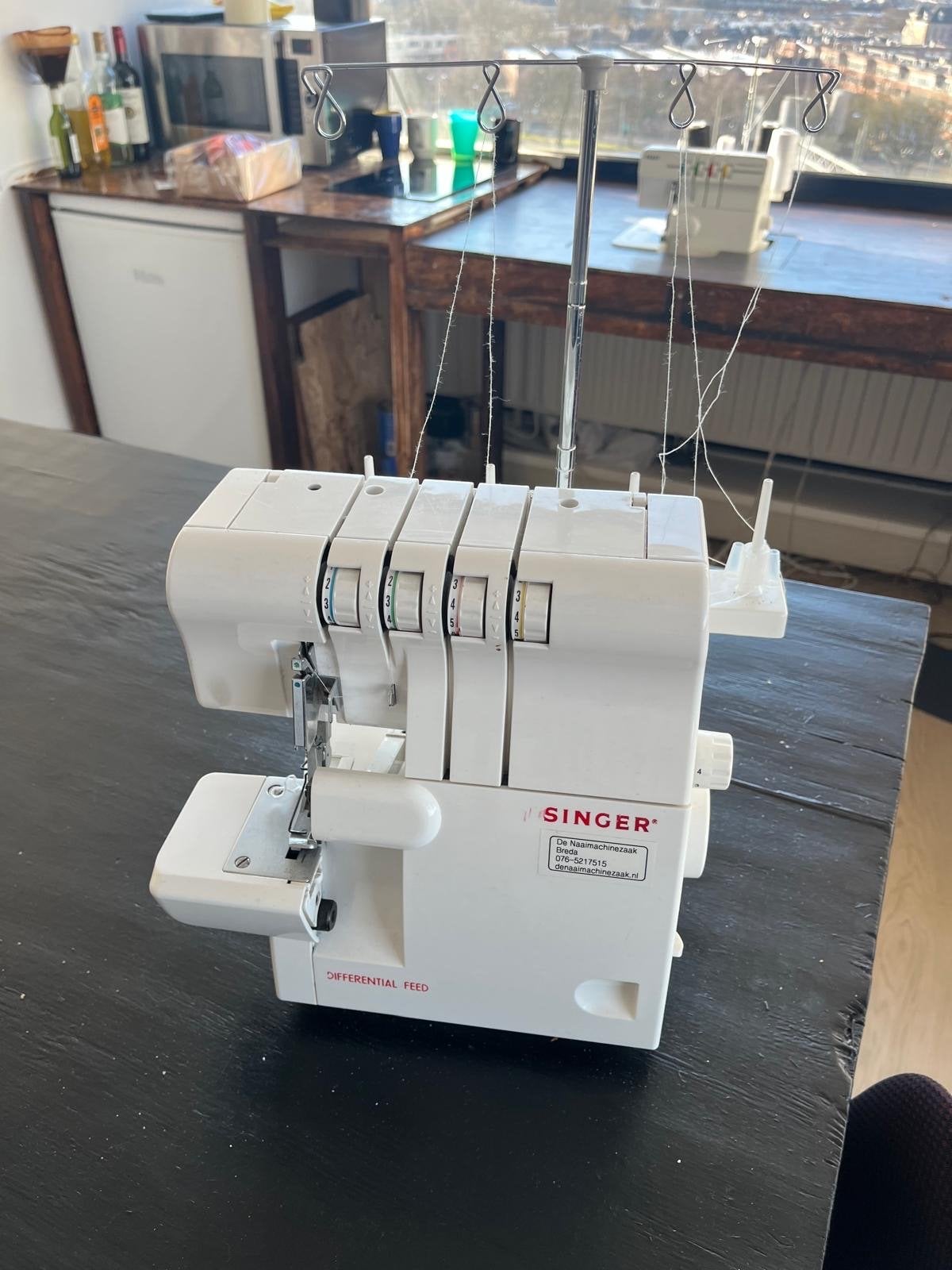 Singer 14SH654 Lockmachine, Ophalen of Verzenden, Zo goed als nieuw, Lockmachine, Singer