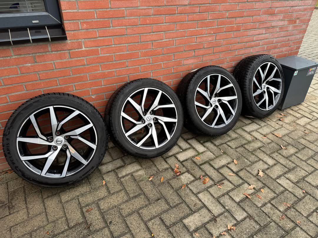 Te koop: Volvo 5-Y Spoke Black Diamond Cut op winterbanden, 18 inch, Gebruikt, Banden en Velgen, 235 mm