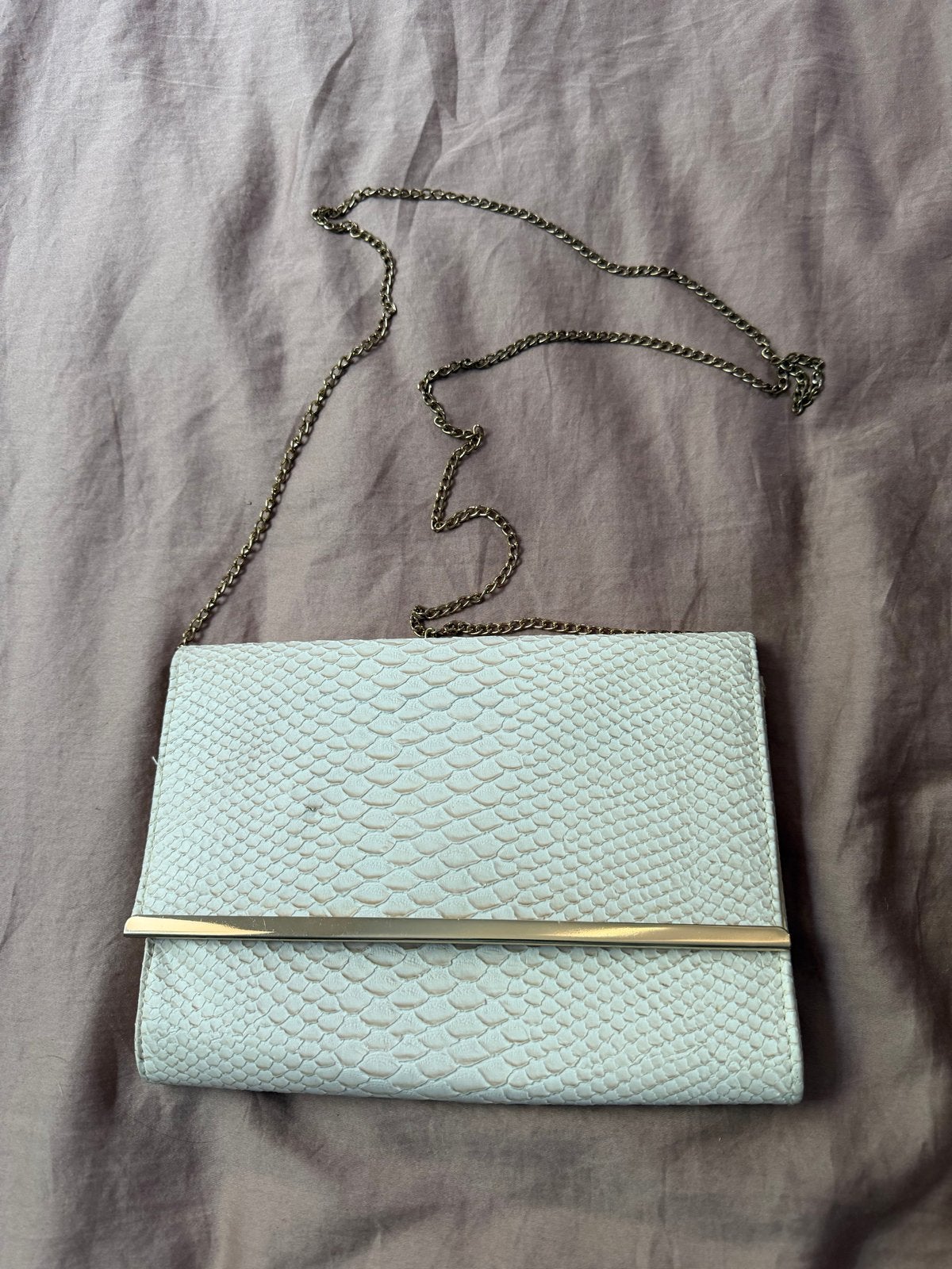 Lichtblauwe clutch met slangenprint en gouden ketting, Ophalen of Verzenden, Gebruikt, Blauw, Avondtasje